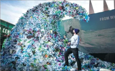  ?? JAKE NOWAKOWSKI / NEWSPIX VIA GETTY IMAGES ?? Artist Bryan Scanlon puts the finishing touches on a sculpture made of 1,580 tons of waste in Melbourne, Australia, on Sunday.