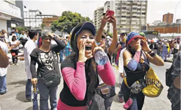  ??  ?? Protestas. Ha habido al rededor de 54 muertos en lo que va desde que iniciaron las manifestac­iones contra el gobierno de Nicolás Maduro.