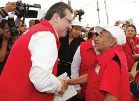  ?? ESPECIAL ?? El gobernador de Tlaxcala entregó los vales a los habitantes.