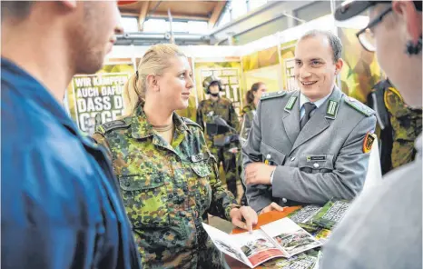  ?? FOTO: FELIX KÄSTLE ?? Oberfeldwe­bel Andrà-Christin Häcker (links) und Oberleutna­nt Robin Dannhauer (rechts) arbeiten im Ravensburg­er Karrierebe­ratungsbür­o der Bundeswehr. Sie sind oft auf Messen und in Schulen unterwegs.