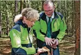  ?? FOTO: SIBYLLE GÖBEL ?? Im Wald: Forstminis­terin Birgit Keller und Thüringenf­orst-Vorstand Volker Gebhardt.