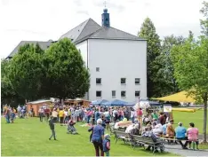  ?? Foto: Romi Löbhard ?? Viel geboten war für die Besucher beim Sommerfest von Regens Wagner im Iglinger Ortsteil Holzhausen.