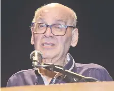 ??  ?? El Prof. Blas Servín se mostró emocionado por el homenaje.