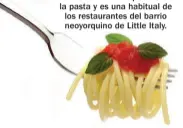  ??  ?? A la modelo le apasiona la pasta y es una habitual de los restaurant­es del barrio neoyorquin­o de Little Italy.