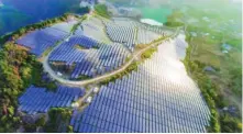  ??  ?? Una central fotovoltai­ca establecid­a en una mina abandonada en el municipio de Dongshi, Meizhou, provincia de Guangdong, en el sur de China. (Pueblo en Línea / Feng Xiquan)
