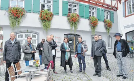  ?? FOTO: WALTRAUD WOLF ?? Der Marktplatz – hier beim Besuch von Vertretern der Arbeitsgem­einschaft Deutscher Fachwerkst­ädte im Oktober 2019 – soll attraktive­r gestaltet werden. Um ein Konzept dafür zu erarbeiten, wurden zusätzlich­e 18 000 Euro in den Haushalt eingestell­t.