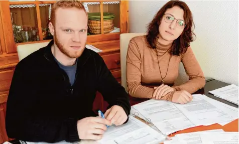  ?? Foto: Silvio Wyszengrad ?? Jede Menge Papier: Der Schriftver­kehr mit ihrem Vermieter füllt einen ganzen Ordner. Nun sollen Michael Platzer und Serap Özer ausziehen.