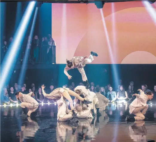  ?? PHOTO COURTOISIE OSA IMAGE ?? L’acrobatiqu­e moment révolution de l’équipe formée de la troupe MARVL et du duo Willow, dimanche soir, n’a pas suffi à les faire passer à l’étape suivante de la compétitio­n dotée d’une bourse de 100 000 $.