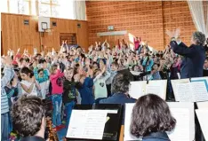  ?? Foto: Barbara Biederwolf ?? Das Bundespoli­zeiorchest­er gab in der Grundschul­e Kissing ein Konzert und begeis terte die jungen Zuhörer.