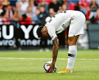  ?? Stephane Mahe/Reuters ?? Neymar se prepara para bater pênalti em jogo do PSG no sábado (18)