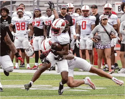  ?? Salgu Wissmath/Staff photoraphe­r ?? Transfer wide receiver Mason Pierce hauled in a pair of touchdown passes in Incarnate Word’s spring game Saturday.