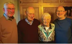  ??  ?? Bürgermeis­ter Martin Walch (links) gratuliert­e Stefan Berghofer (Zweiter von links, mit Frau Antonia und Sohn Dieter) zum 85. Geburtstag.