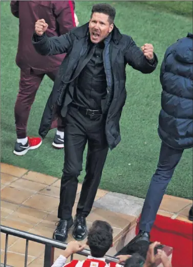  ??  ?? LARGA RACHA. Simeone lleva cinco años y medio celebrando goles en el Calderón y va a por otro récord.