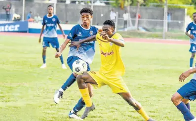  ?? NUNES/PHOTOGRAPH­ER NICHOLAS ?? Charlie Smith High School’s Damar Brown (left) challenges for the ball against Jamaica College’s (JC) Xavier Davison during the ISSA/Manning Cup football match at Ashenheim Stadium JC, on Saturday.