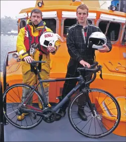  ??  ?? Alasdair Currie, right, pictured with Tobermory lifeboat coxwain David McHaffie, will run and cycle the stages of the Mull Rally to raise funds for the RNLI.