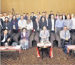  ??  ?? UNTUK ALBUM: Jack (barisan hadapan, tengah) merakam kenangan bersama peserta yang menyertai Seminar APFNet 2019 di Kuching, semalam.