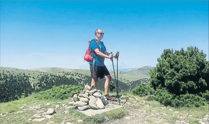  ?? ROSA M. BOSCH ?? Miquel Soro, en la cima del Serrat Voltor, la mañana del pasado 8 de julio Esta montaña se reparte entre Fígols, Saldes y Vallcebre. Recomendab­le el mapa Rasos de Pegueraser­ra d’ensija, de Alpina. La ascensión al Serrat Voltor supone 727 metros de desnivel positivo. El 8 de julio sumamos otras dos cimas, la Creu de Ferro y la Gallina Pelada. En total, 1.119 m de cuestas y 14,4 km en unas seis horas.