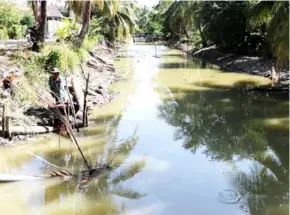  ?? VNA/VNS Photo ?? In light of the challengin­g circumstan­ces of drought and saline intrusion, residents of southern Tiền Giang Province are adopting diverse strategies to secure water resources for irrigation, bolstering agricultur­al production and safeguardi­ng fruit orchards.