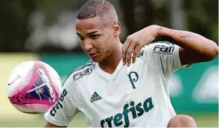  ?? Cesar Greco/ag. Palmeiras ?? O centroavan­te Deyverson deve ser titular na partida de hoje à tarde contra o Inter, no Beira-rio; o técnico do Felipão adotou o rodízio no ataque alviverde