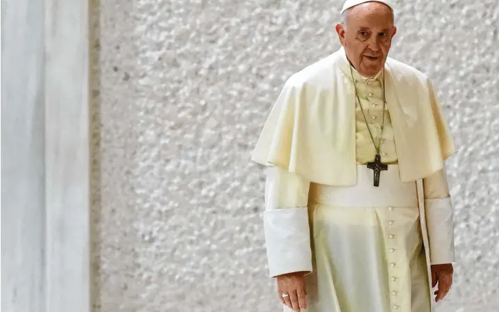  ?? Foto: Andrew Medichini, dpa/AP ?? Papst Franziskus vor wenigen Tagen auf dem Weg zu seiner wöchentlic­hen Generalaud­ienz. Er humpelt etwas, wirkt aber überaus lebendig.