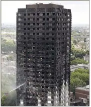  ?? (Photo AFP) ?? Hier les pompiers n’avaient toujours pas pu atteindre les derniers étages de la tour en raison de foyers d’incendies et de fumées toxiques.