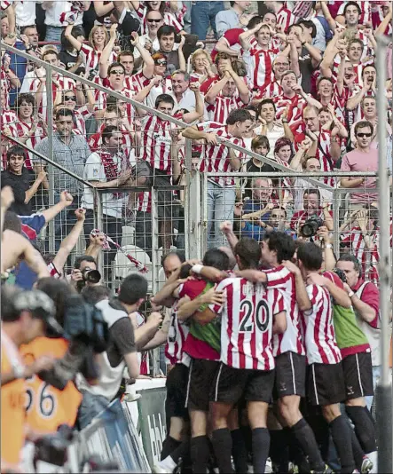  ?? FOTO: AIOL ?? Todos a una Los jugadores del Athletic celebran uno de sus goles ante el Levante al lado de su alborozada afición