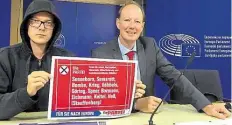  ?? DPA-BILD: HAASE ?? Der Satiriker Martin Sonneborn (rechts) und der Kabarettis­t Nico Semsrott (beide „Die Partei“) präsentier­ten bei der Vorstellun­g des Wahlkampft­eams ein Schild mit Namen. Es sind die Namen von als Kandidaten aufgestell­ten Parteimitg­liedern, die zum Teil die gleichen Nachnamen wie bekannte Nazis tragen.