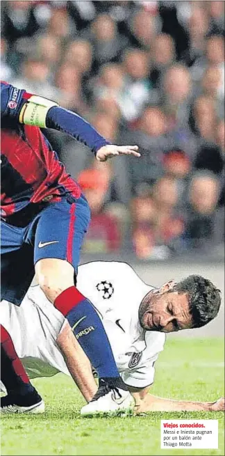  ?? Viejos conocidos.
ÀLEX GARCÍA ?? Messi e Iniesta pugnan por un balón ante Thiago Motta
