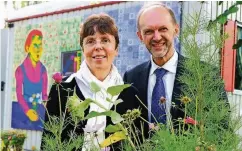  ??  ?? Felicitas Schulz-Hoffmann und Jürgen Hoffmann stehen vor dem bunten „Fahrhaus“ihrer Gemeinde.