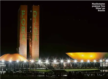  ?? Fotos Pedro Ladeira/Folhapress ?? Manifestan­tes projetam ‘fora Dilma’ em
Brasília