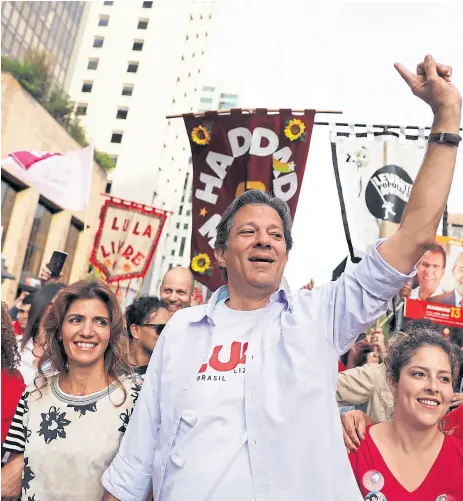 ??  ?? El candidato del PT, Fernando Haddad, en un acto de campaña en San Pablo, anteayer