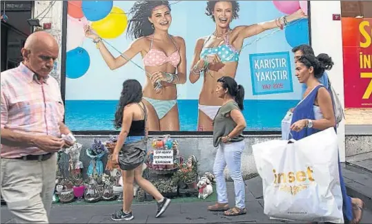  ?? KEREM UZEL / BLOOMBERG ?? Publicidad de bikinis en el barrio de Besiktas, en Estambul