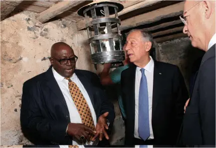  ?? MOUSSA SOW |AFP ?? Marcelo Rebelo de Sousa é o primeiro estadista português que visita a antiga “Casa dos Escravos” agora património da Humanidade