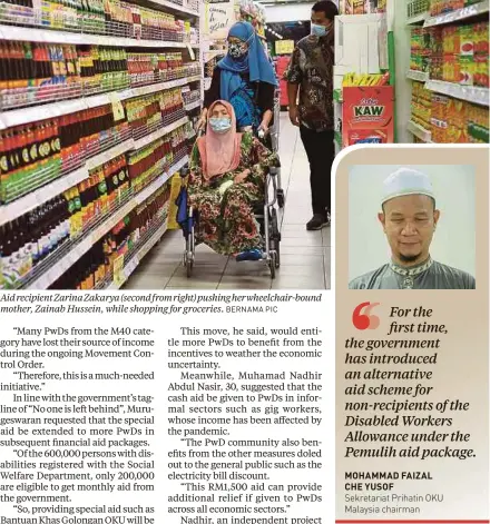  ?? BERNAMA PIC ?? Aid recipient Zarina Zakarya (second from right) pushing her wheelchair-bound mother, Zainab Hussein, while shopping for groceries.