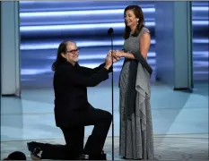  ?? PHOTO by cHrIS PIzzellO/InVISIOn/aP ?? Glenn Weiss (left) proposes to Jan Svendsen at the 70th Primetime Emmy Awards on Monday at the Microsoft Theater in Los Angeles.