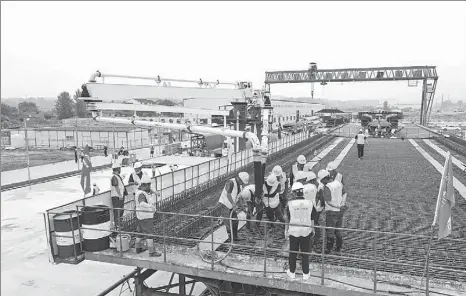  ?? PROVIDED TO CHINA DAILY ?? Employees of China Railway 24th Bureau Group Corp Ltd work at the constructi­on site of the Shanghai-Chongqing-Chengdu high-speed railway project on Thursday.