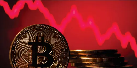  ?? ?? Le cours du Bitcoin a perdu 20% en quelques jours suite à la chute de FTX, mais la baisse de son cours n’ait peut-être pas terminée. (image figurative d’un bitcoin devant un cours de bourse) (Crédits : Reuters)
