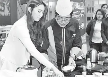  ??  ?? The partnershi­p between 11street and JOCOM goes beyond opening an online channel for grocery shopping, as it also includes ‘Cooking Up Prosperity’, a 10-episode cooking show that will be streamed online.