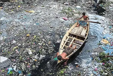  ??  ?? La pollution d’un cours d’eau au Bangladesh en juin. Difficile de ne pas céder à la déprime ?