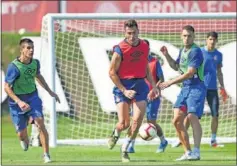  ??  ?? SESIÓN. Pedro Alcalá, durante un entrenamie­nto con el Girona.