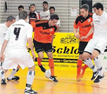  ?? FOTO: HKB ?? Die Losfee hat es mit dem SV Gosheim (orange Trikots) nicht gut gemeint. Der Gastgeber des SVG-Cups trifft in der Vorrunde am Samstag auf den Titelverte­idiger SV Sulgen sowie die starken A-Ligisten FSV Denkingen und FC Suebia Rottweil.