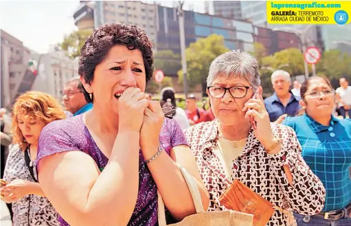  ??  ?? PÁNICO. LAS PERSONAS SE MUESTRAN RENUENTES A REGRESAR A SUS CASAS POR MIEDO A LAS RÉPLICAS.