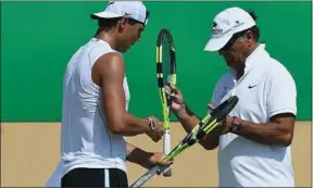  ??  ?? Toni Nadal (à dr.) n’entraîne plus son neveu, mais il a un oeil sur tout.