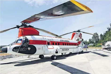  ??  ?? ► Imagen del helicópter­o “Chinook”, cuya capacidad de transporte de agua es de 10 mil litros.