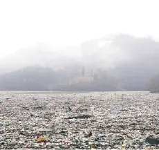  ??  ?? Photo shows trash accumulate­d at the Potpecko hydro-power dams, part of the Lim river near the city of Priboj.