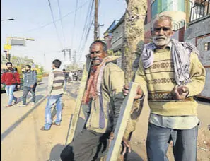  ?? VIRENDRA SINGH GOSAIN/HT PHOTO ?? Labourers wait for work in Noida. Studies reveal that BPL cards are not just in the hands of the poorest, many wealthy rural households also have them