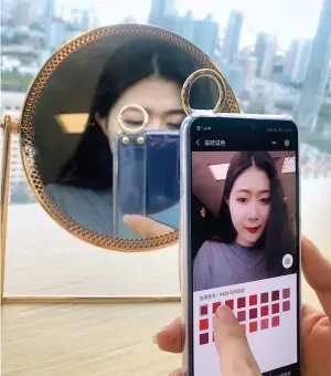  ??  ?? 欧莱雅旗下的科技公司­ModiFace开发­的首个AR动态虚拟试­妆小程序。