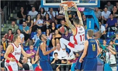  ??  ?? POR LOS AIRES. Vicent Poirier, una de las caras nuevas del Baskonia, se cuelga.