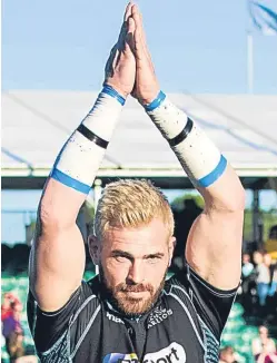  ?? Pictures: SNS ?? Above: Sean Lamont takes a bow after the final whistle as he brings the curtain down on his long and distinguis­hed career against Edinburgh; right: the Perth-born wing challenges Blair Kinghorn for the ball in the 1872 Cup clash.