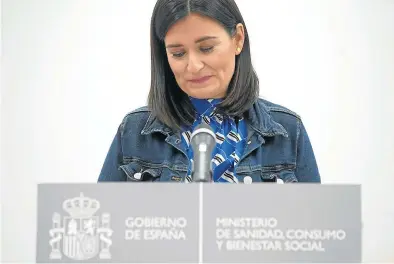  ?? JOSÉ LUIS ROCA ?? Carmen Montón, durante la rueda de prensa en la que anunció su dimisión como ministra de Sanidad. ▶▶